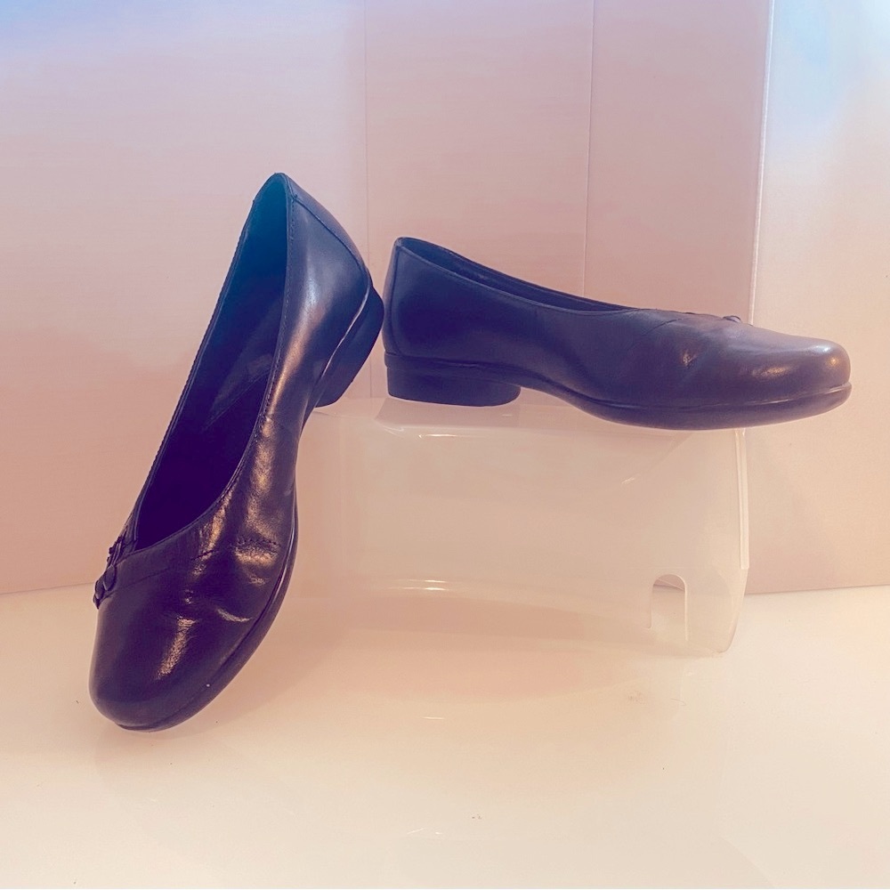 Clarks Elegant Black leather Flats SZ 81/2M . Comfy Business Casual.